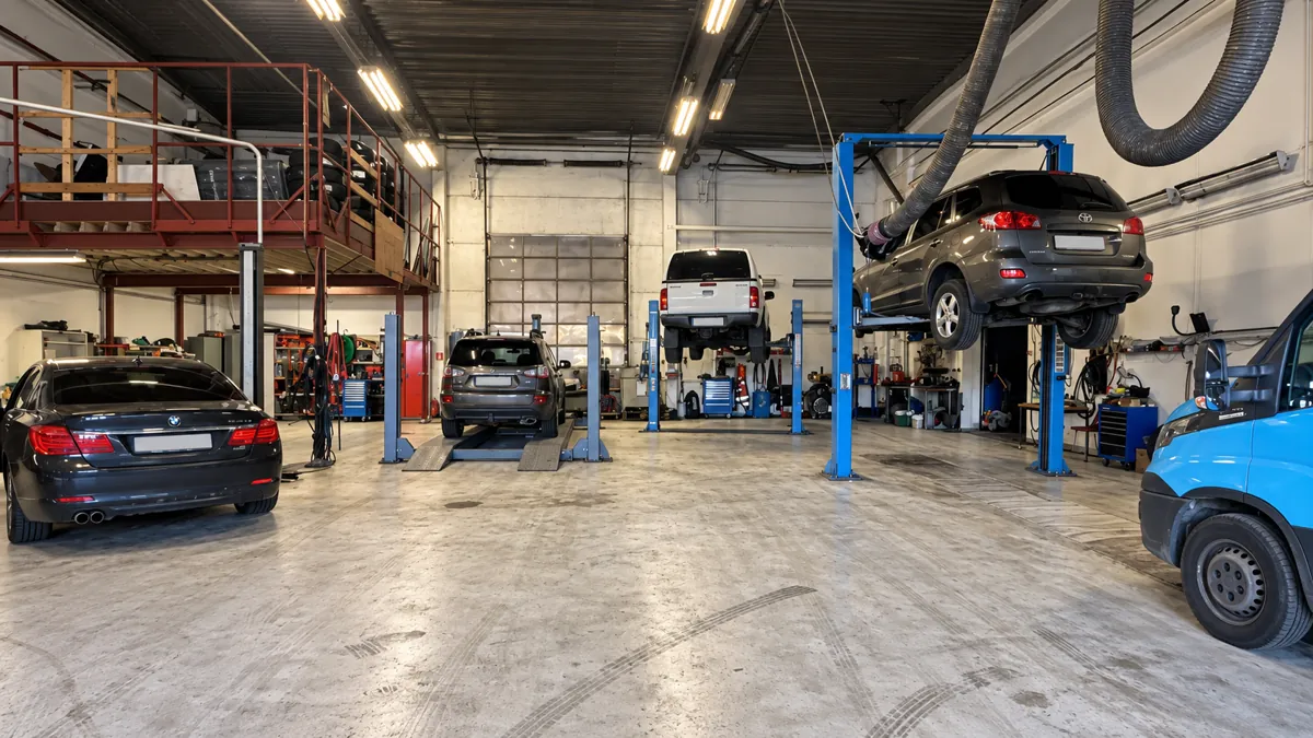 Biler og blå løftebukker i Intercars verksted